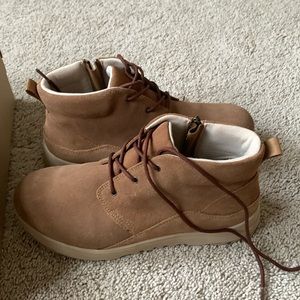 Boy’s Ugg lace up boots
